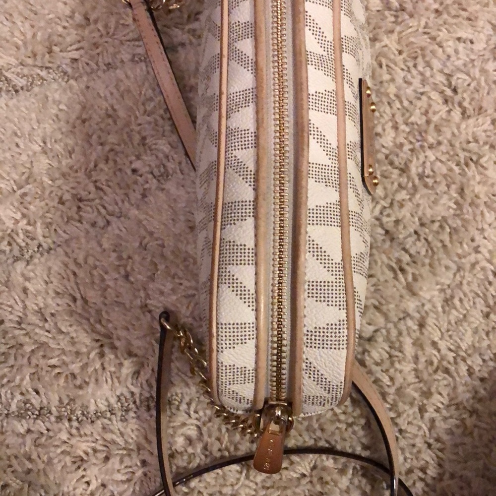 Michael Kors crossbody bag. Great condition. - Picture 7 of 8